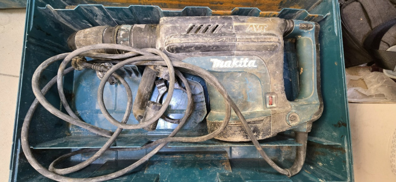 Отбойный молоток Makita HM1213C